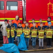 Jugend und Minifeuerwehr bei der Aktion sauberer Landkreis