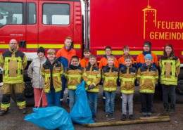 Jugend und Minifeuerwehr bei der Aktion sauberer Landkreis