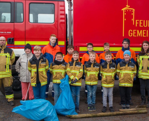 Jugend und Minifeuerwehr bei der Aktion sauberer Landkreis