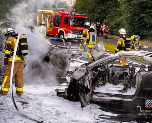 Feuerwehr Kahl bei Verkehrsunfall mehreren PKW