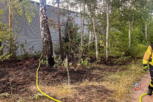 Feuerwehr löscht einen kleinen Flächenbrand