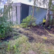 Feuerwehr löscht einen kleinen Flächenbrand