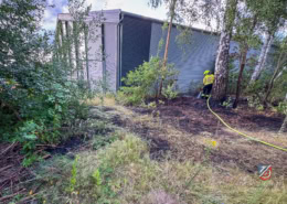 Feuerwehr löscht einen kleinen Flächenbrand