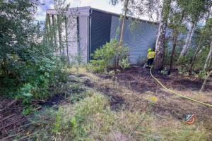 Feuerwehr löscht einen kleinen Flächenbrand
