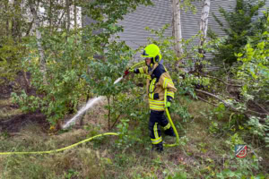 Feuerwehr löscht einen kleinen Flächenbrand