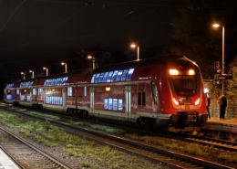 Der betroffene Zug steht im Bahnhof am Beinsteig 3