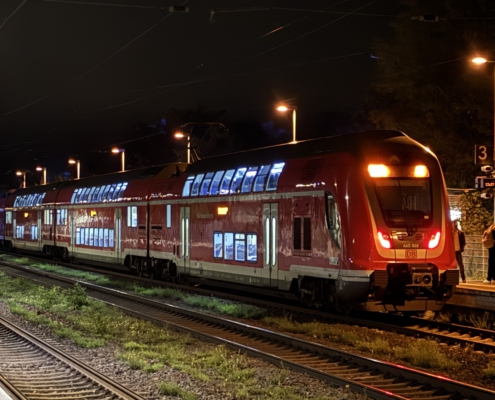 Der betroffene Zug steht im Bahnhof am Beinsteig 3