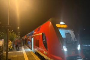Der betroffene Zug steht im Bahnhof am Beinsteig 3
