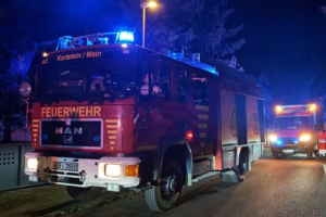 EIn Löschfahrzeug der Feurwehr Karlstein und ein Rettungswagen.