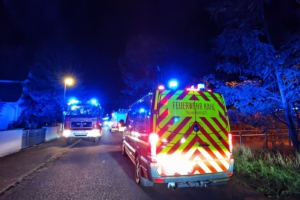 Der Einsatzleitwagen der Feuerwehr Kahl am Main in der Ansicht von Hinten.