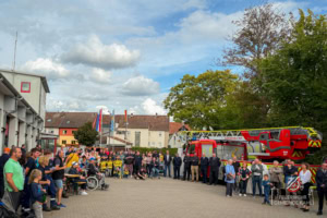 Viele Zuschauer zur feierlichen Segnung der neuen Fahrzeuge