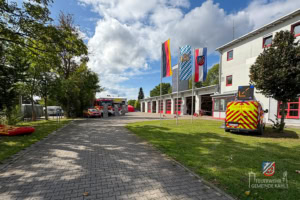 Einlass auf den Feuerwehrhof mit Ausstellung der Fahrzeuge
