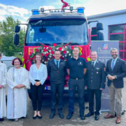 Gruppenbilder vor dem neuen Fahrzeug, die Gottesdienstbeauftragten, die Bürgermeisterin, die beiden Kommandanten, der Kreisbrandrat und der Landrat