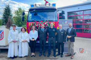 Gruppenbilder vor dem neuen Fahrzeug, die Gottesdienstbeauftragten, die Bürgermeisterin, die beiden Kommandanten, der Kreisbrandrat und der Landrat