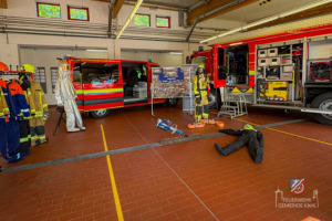 Der Infostand der Feuerwehr mit Schutzkleidung, Fahrzeugen, und Ausrüstung