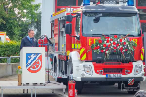 Der Kommandant hält seine Rede zum neuen Fahrzeug