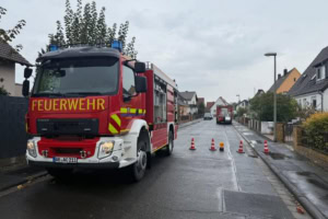 Ein Feuerwehrauto steht vor einer Absperrung