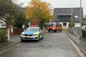 Polizei und Feuerwehr sperren die Straße