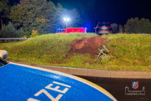 Der Verunfallte PKW auf dem Kreisverkehr