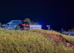 Der Verunfallte PKW auf dem Kreisverkehr