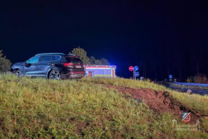 Der Verunfallte PKW auf dem Kreisverkehr