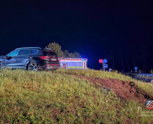 Der Verunfallte PKW auf dem Kreisverkehr
