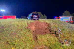 Der Verunfallte PKW auf dem Kreisverkehr