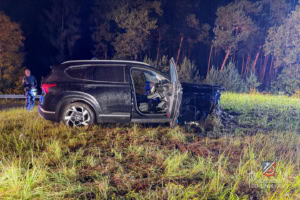 Ein Polizist untersucht das verunfallte Auto.