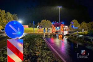 Feuerwehrkräfte sichern die Unfallstelle ab.