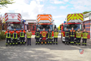 Gruppenbild mit allen Fahrzeugen und Teilnehmern mit Ausbildern