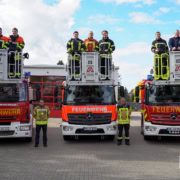 Gruppenbild mit allen Fahrzeugen und Teilnehmern mit Ausbildern