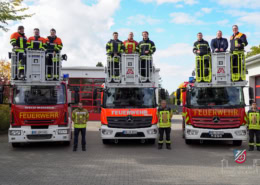 Gruppenbild mit allen Fahrzeugen und Teilnehmern mit Ausbildern