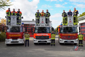 Gruppenbild mit allen Fahrzeugen und Teilnehmern mit Ausbildern
