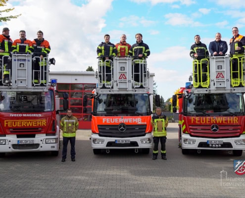 Gruppenbild mit allen Fahrzeugen und Teilnehmern mit Ausbildern