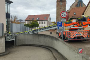 Die Drehleiter arbeitet an einer Tiefgarage