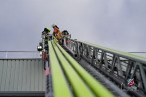 Die Teilnehmer bei der Arbeit mit der Drehleiter