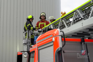 Die Teilnehmer bei der Arbeit mit der Drehleiter