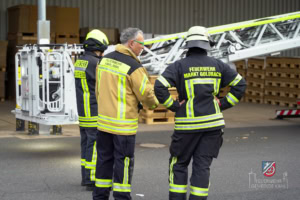 Die Teilnehmer bei der Arbeit mit der Drehleiter