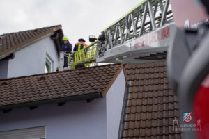 Die Teilnehmer bei der Arbeit mit der Drehleiter