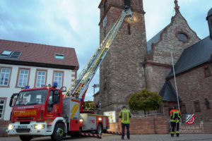 Die Drehleiter vor der Kirche