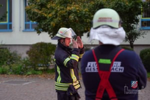 Ein Teilnehmer weist das Fahrzeug ein