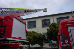 Die Drehleiter am Dach der Grundschule