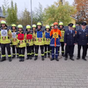 Alle Teilnehmer und Prüfer stehen für das Gruppenfoto bereit.