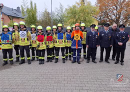 Alle Teilnehmer und Prüfer stehen für das Gruppenfoto bereit.