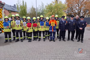 Alle Teilnehmer und Prüfer stehen für das Gruppenfoto bereit.
