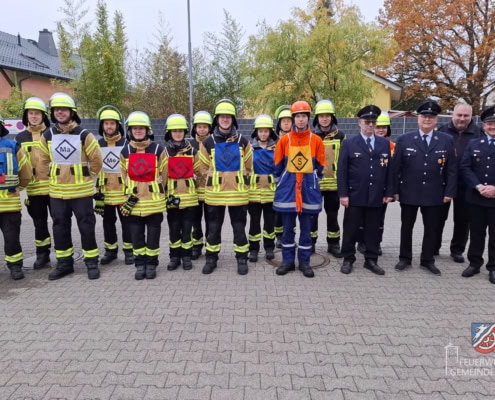 Alle Teilnehmer und Prüfer stehen für das Gruppenfoto bereit.