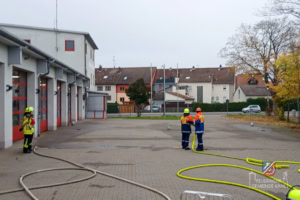 Schläuche liegen auf dem Hof der Feuerwehr verteilt.