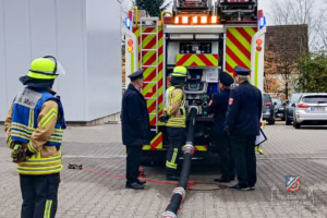 Der Maschinist wir an der Pumpe geprüft