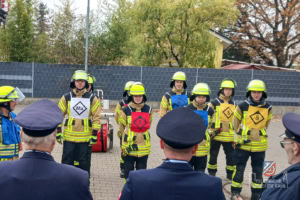 Die Gruppe tritt vor den Prüfern an