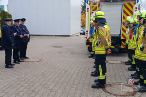 Die Gruppe tritt vor den Prüfern an